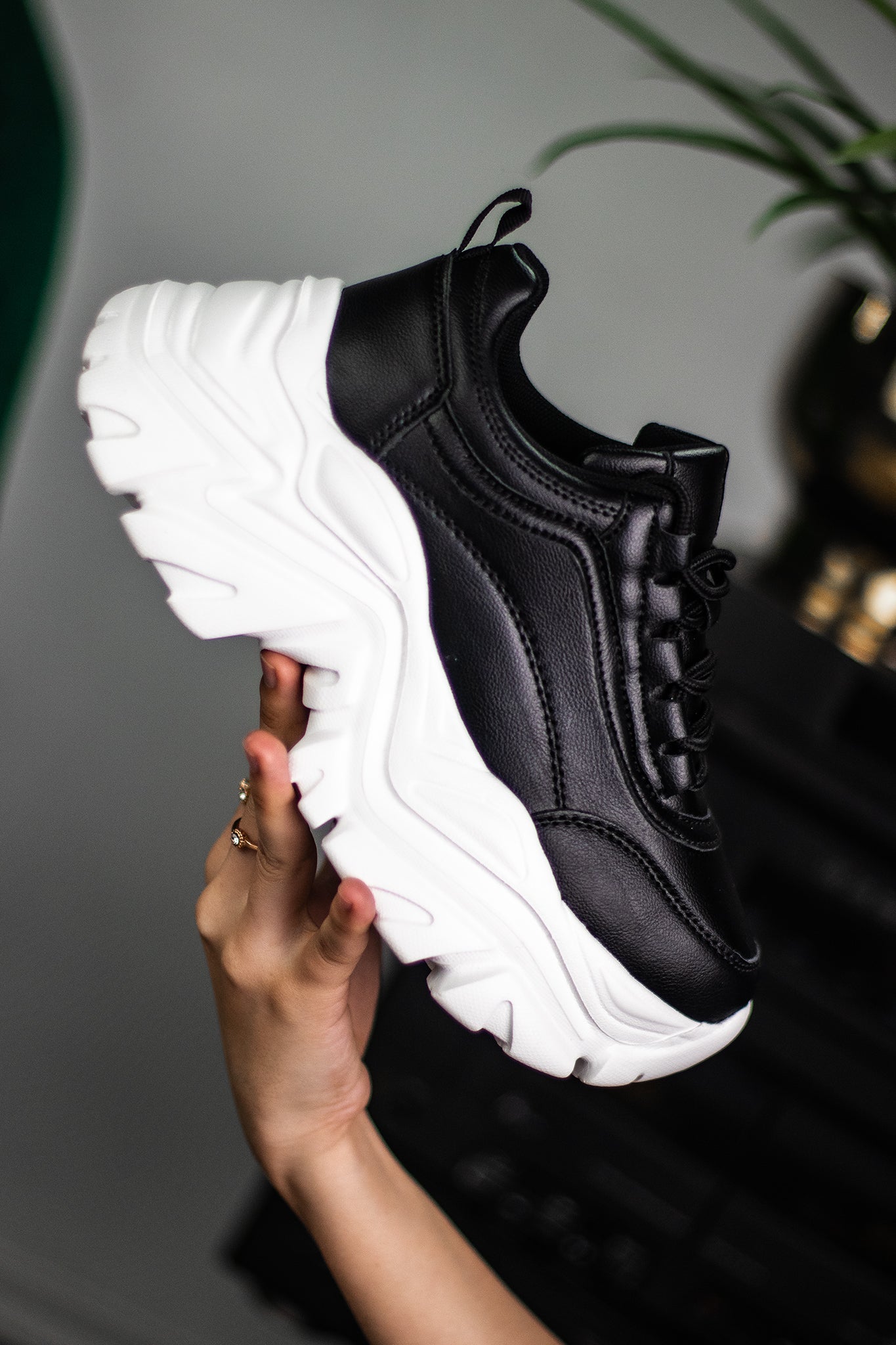 CONFIDENCE BLACK