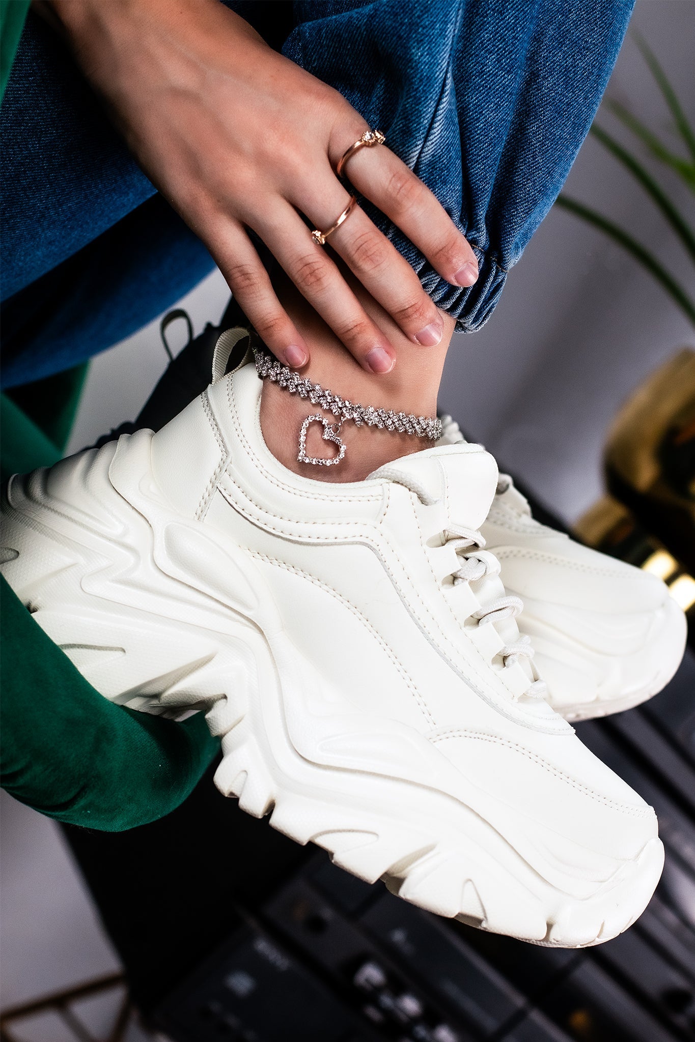 CONFIDENCE-02 | WHITE