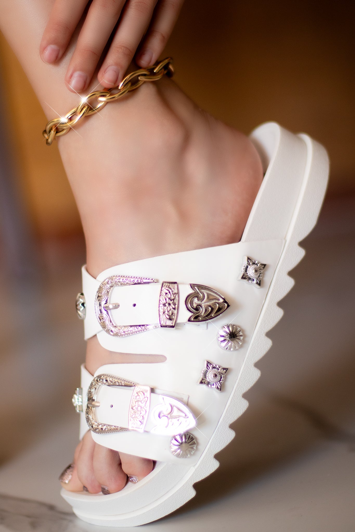 GLYNDA | WHITE